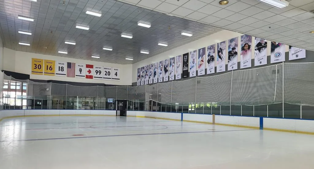 Casi toda la pista desde una esquina a la altura de las vallas — LA Kings Ice at Promenade on the Peninsula