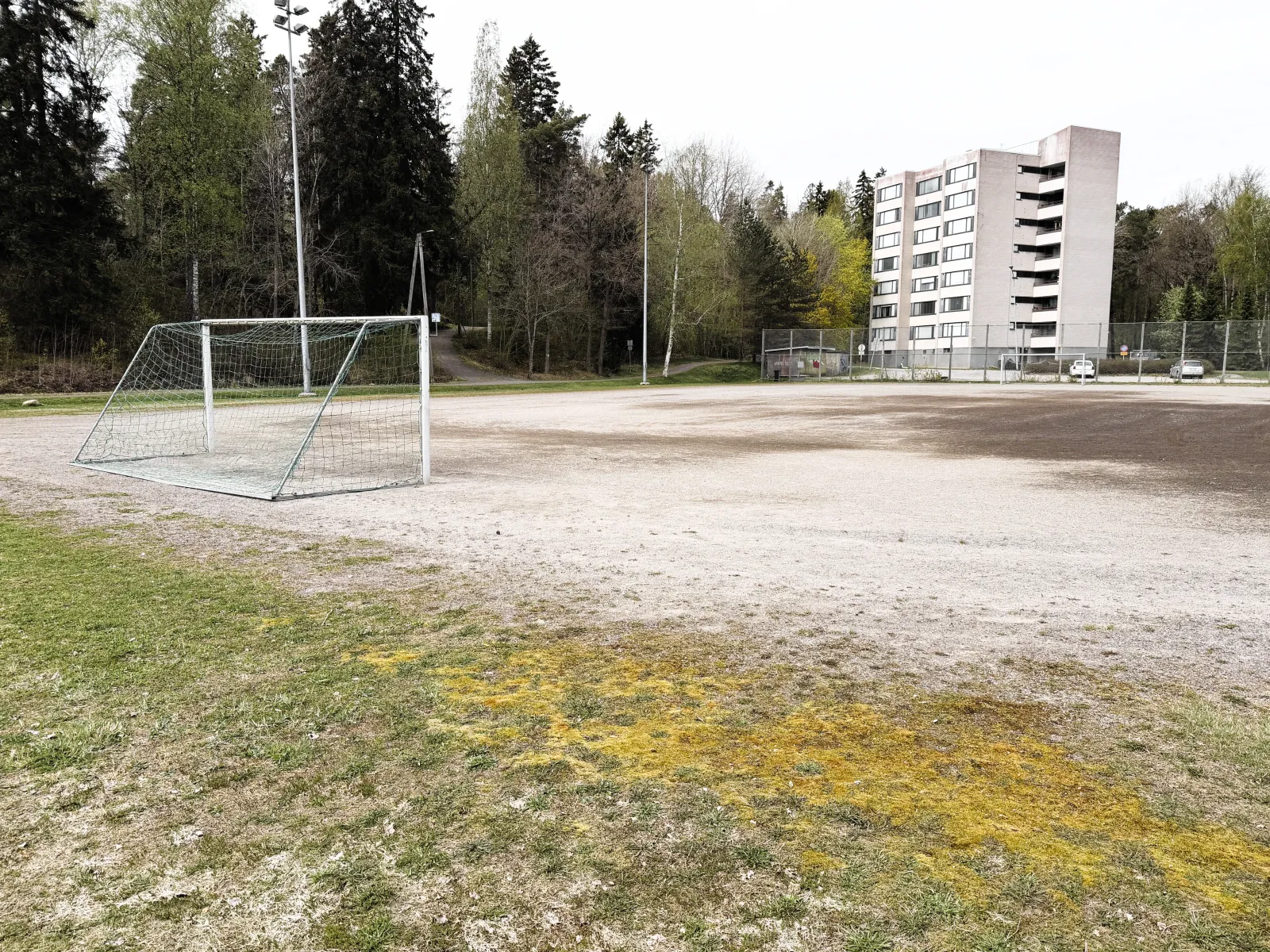 The Kisapuiston field in summer, a ball field with a gravel (stone-dust) surface with goals; the City of Turku freezes its fields into skating fields in winter. — Kisapuiston luistelualue