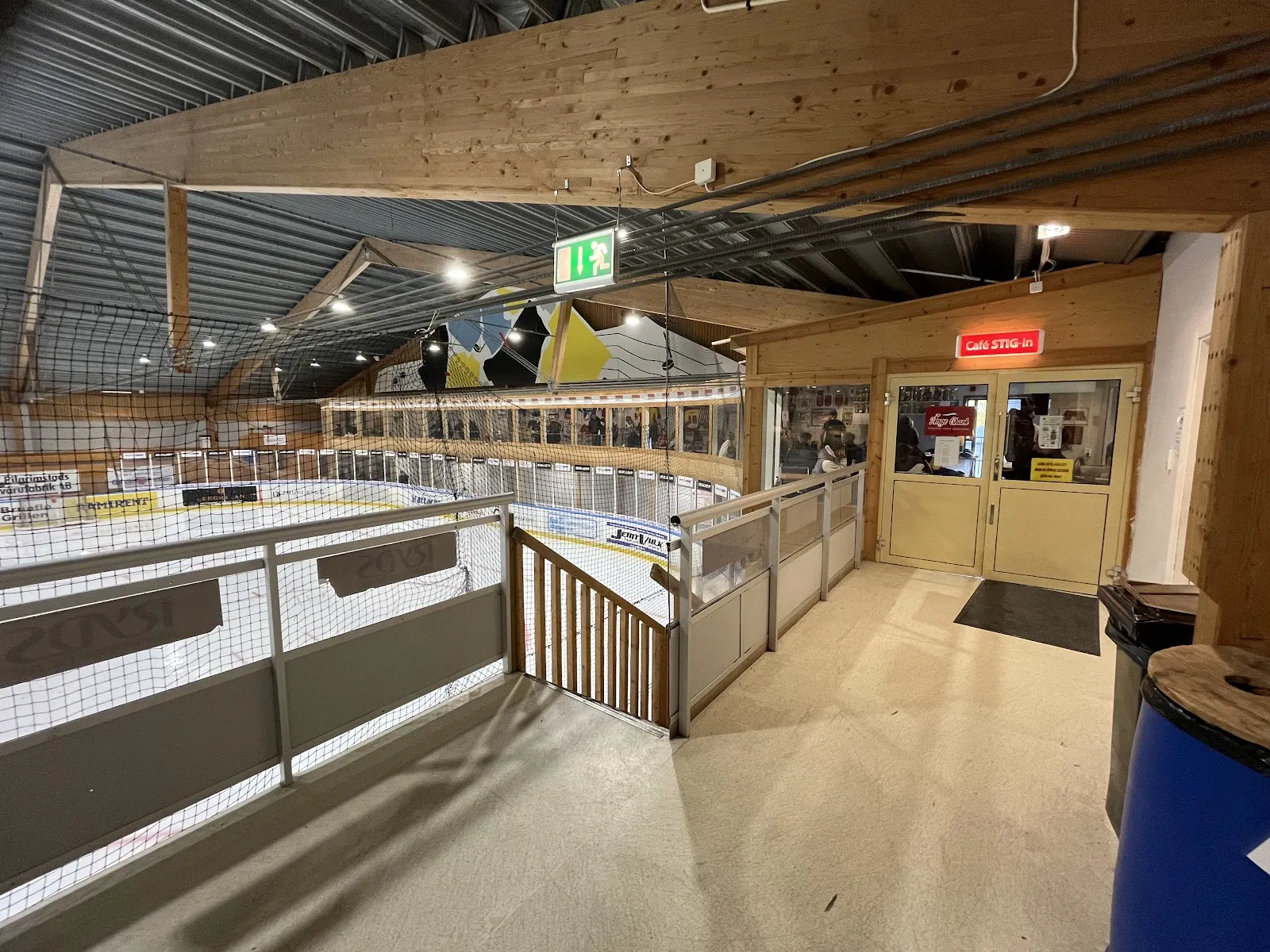 Entrén och gången längs läktaren intill isen i Klanghallen – Klanghallen