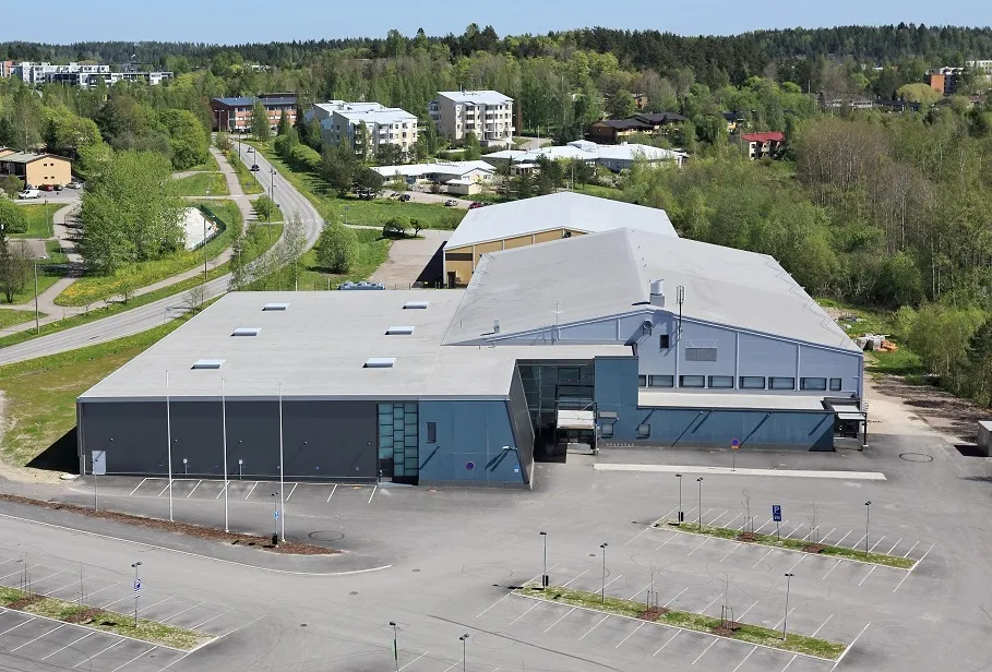 Klaukkalan jäähalli, flygbild av byggnaden och parkeringen – Klaukkalan jäähalli