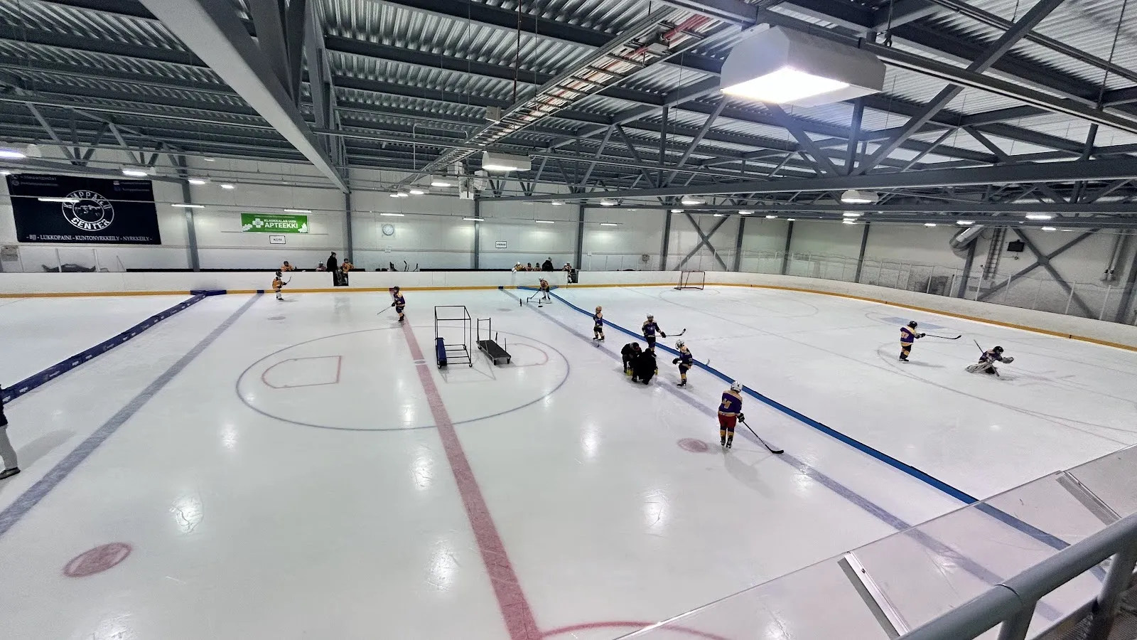 Klaukkalan jäähalli, isytan sedd ovanför sargen – Klaukkalan jäähalli