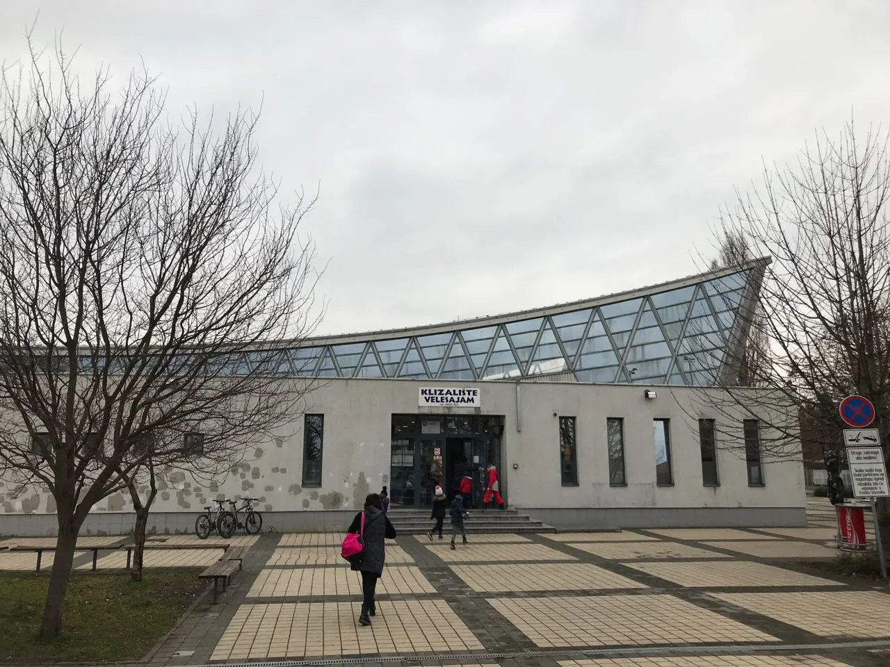 The entrance of Klizalište Velesajam under its glazed roof, Zagreb — Klizalište Velesajam