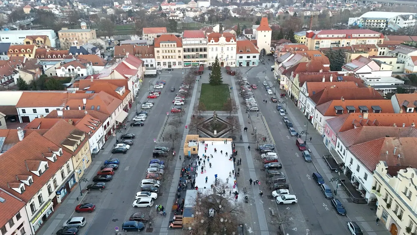 Letecký pohled na Husovo náměstí v Berouně s kluzištěm uprostřed náměstí – Kluziště Beroun (Husovo náměstí)