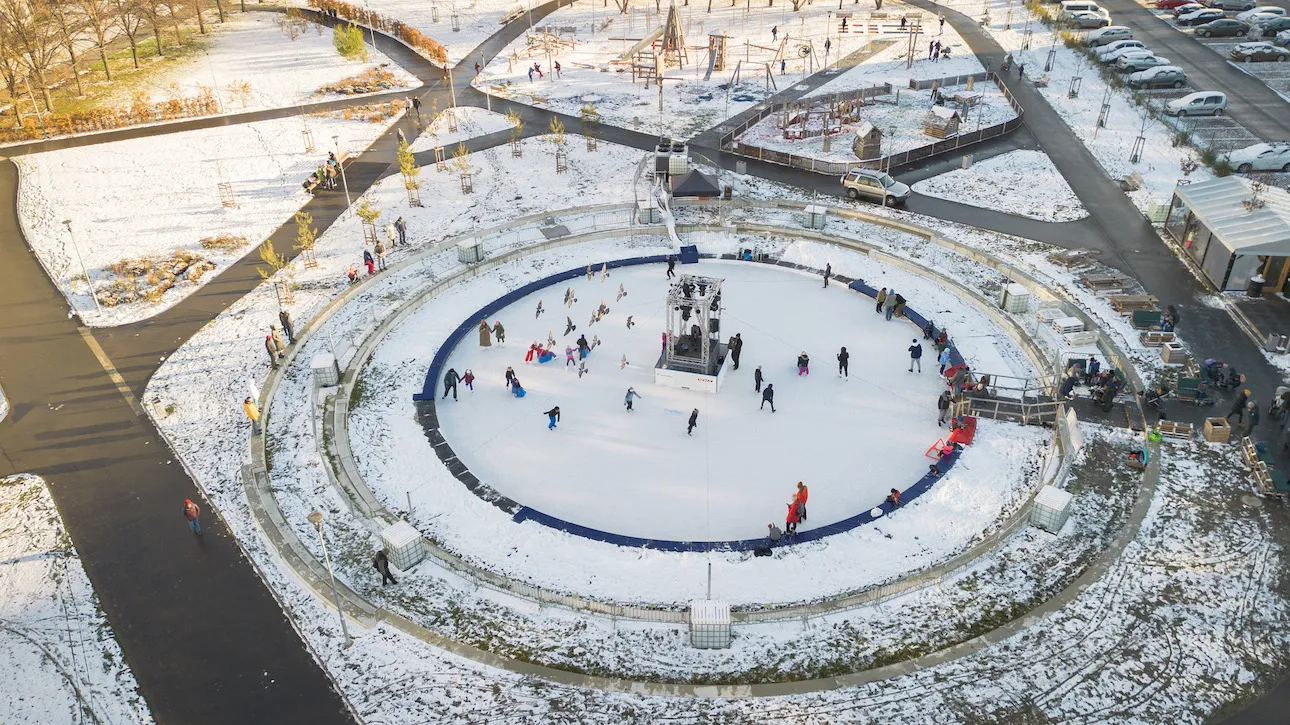 Aerial view of the round rink in Park přátelství surrounded by paths, benches and the park — Kluziště Střížkov (Park přátelství)
