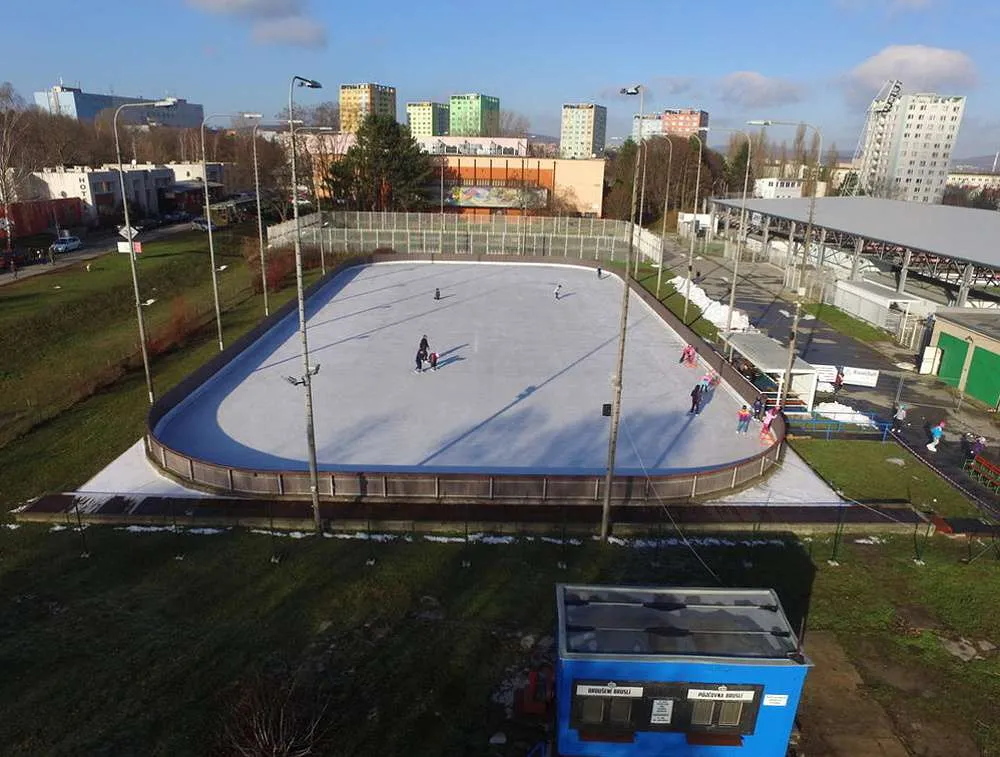 Letecký pohled na ledovou plochu Kluziště Vodova vedle sportovních hal Vodova – Kluziště Vodova