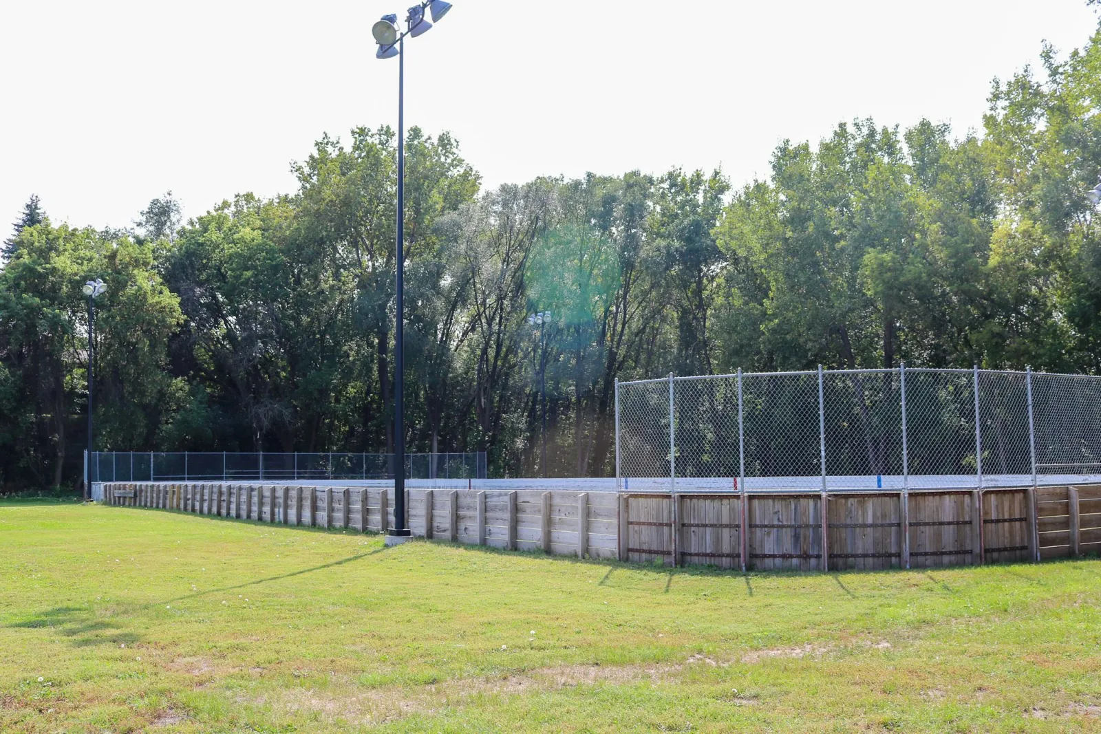 Pista de hielo de Knob Hill con grandes reflectores (foto de la página de la Ciudad de Burnsville, tomada cuando la pista no tiene hielo) — Knob Hill Park Outdoor Rink