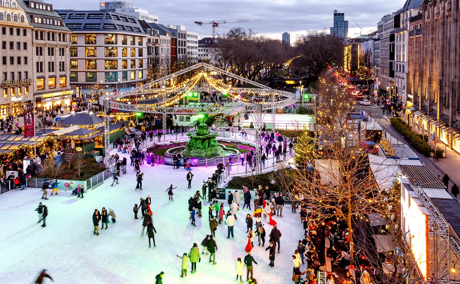 Die Eisbahn und der Markt von Kö on Ice, von oben auf der Königsallee in Düsseldorf gesehen. – Kö on Ice