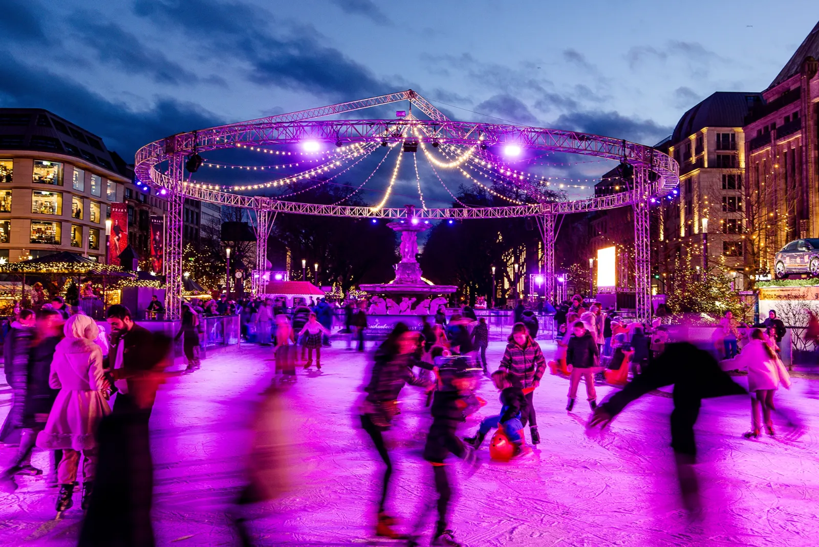 Das Eis und der Pavillon von Kö on Ice auf dem Düsseldorfer Kö-Bogen-Platz. – Kö on Ice