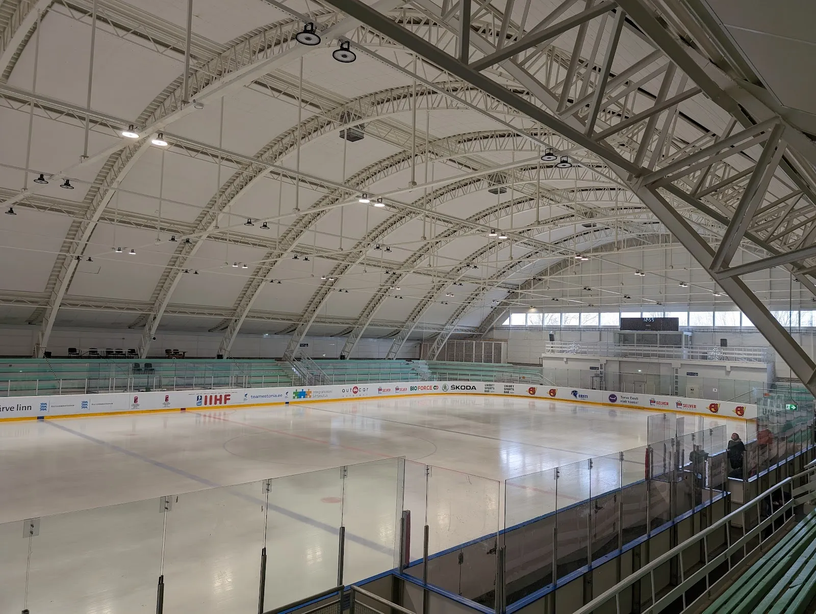 The empty ice sheet inside the Kohtla-Järve ice hall under its arched roof — Kohtla-Järve jäähall