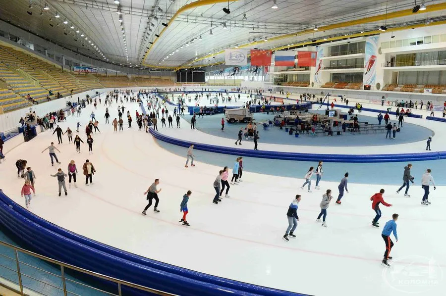The arena of the Kolomna Speed Skating Centre during a mass-skating session — Kolomna Speed Skating Centre