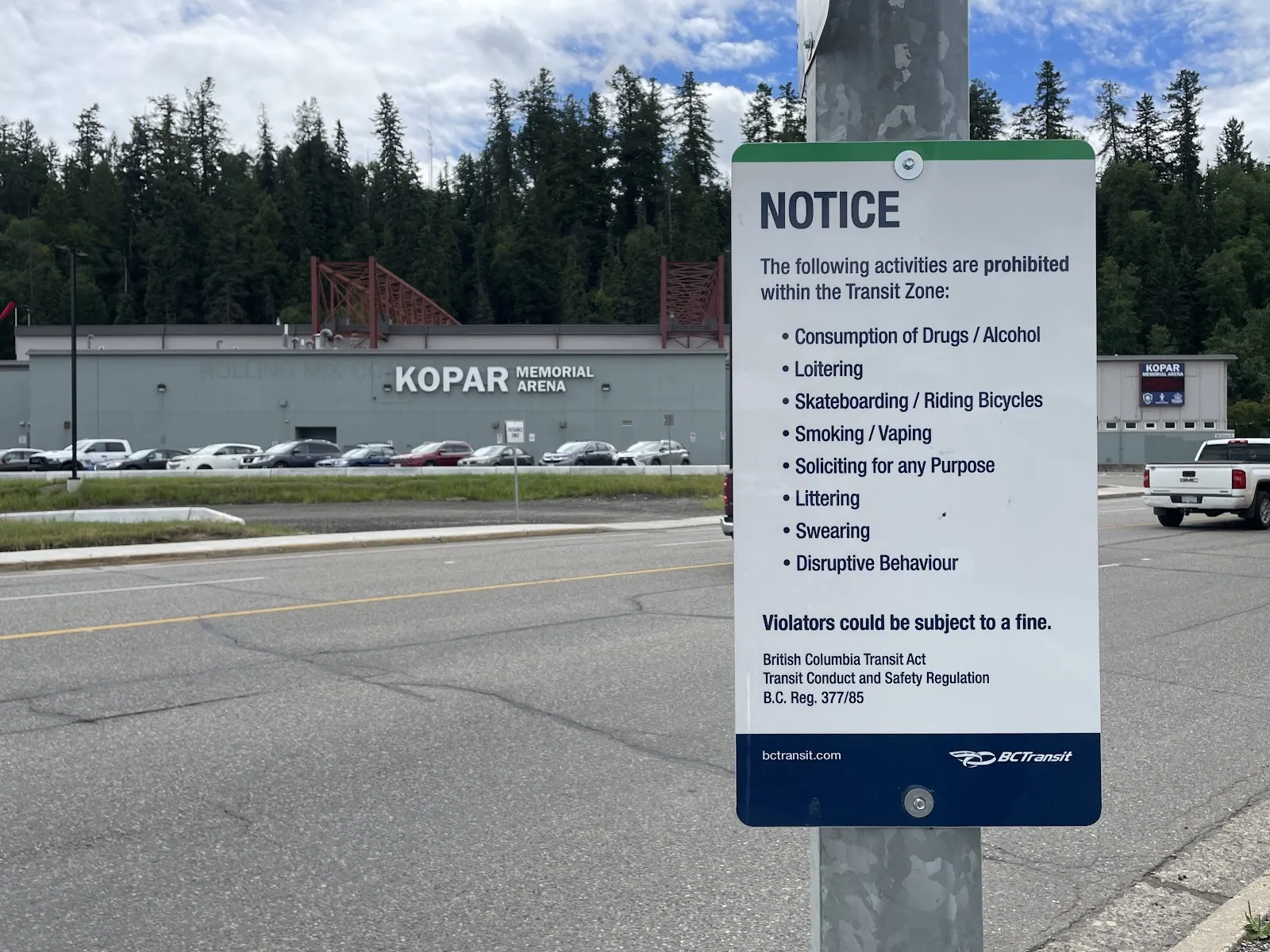 El edificio de la Kopar Memorial Arena visto a través de su estacionamiento. — Kopar Memorial Arena