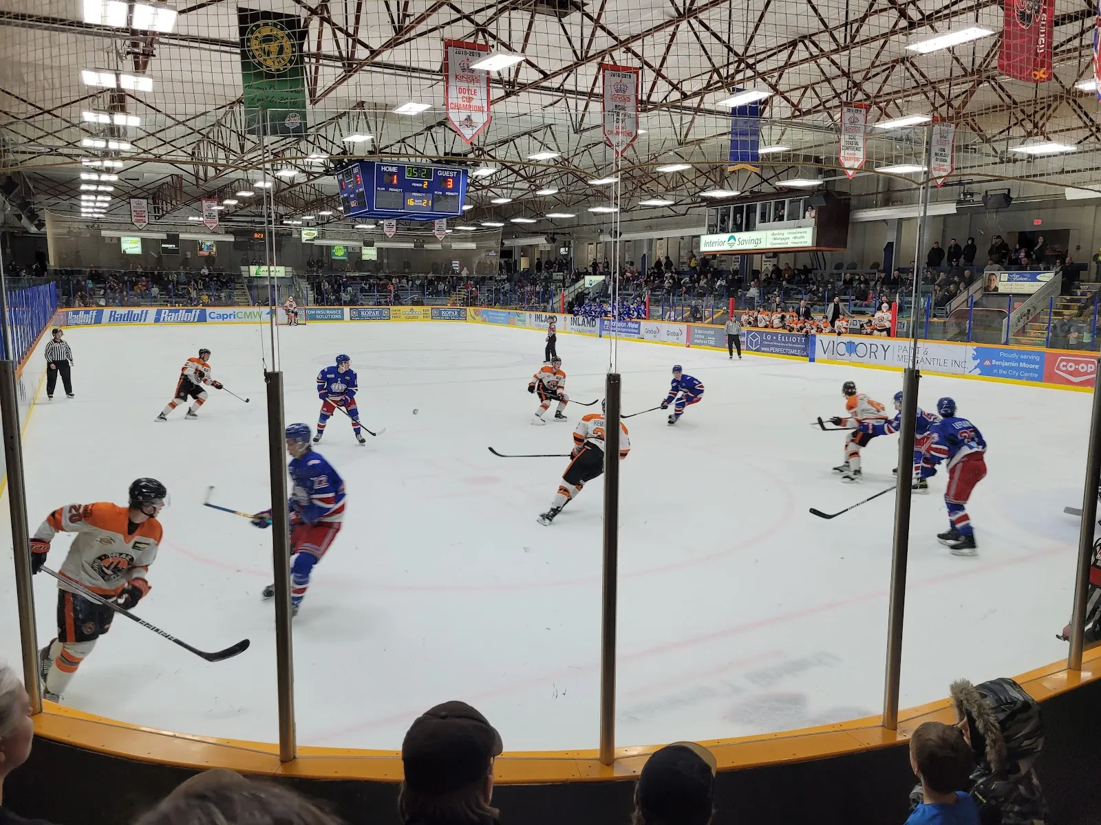 Un partido juvenil en el hielo de la Kopar Memorial Arena. — Kopar Memorial Arena