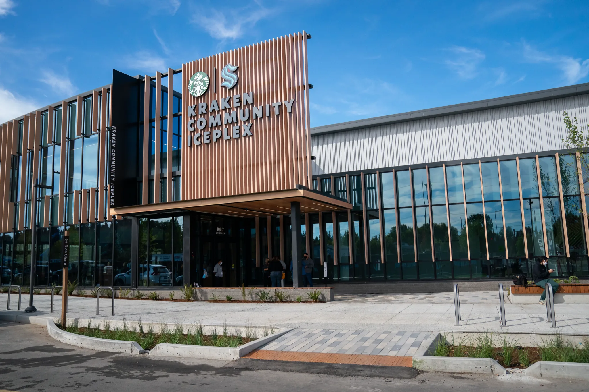 Gran edificio moderno de pista de hielo — Kraken Community Iceplex