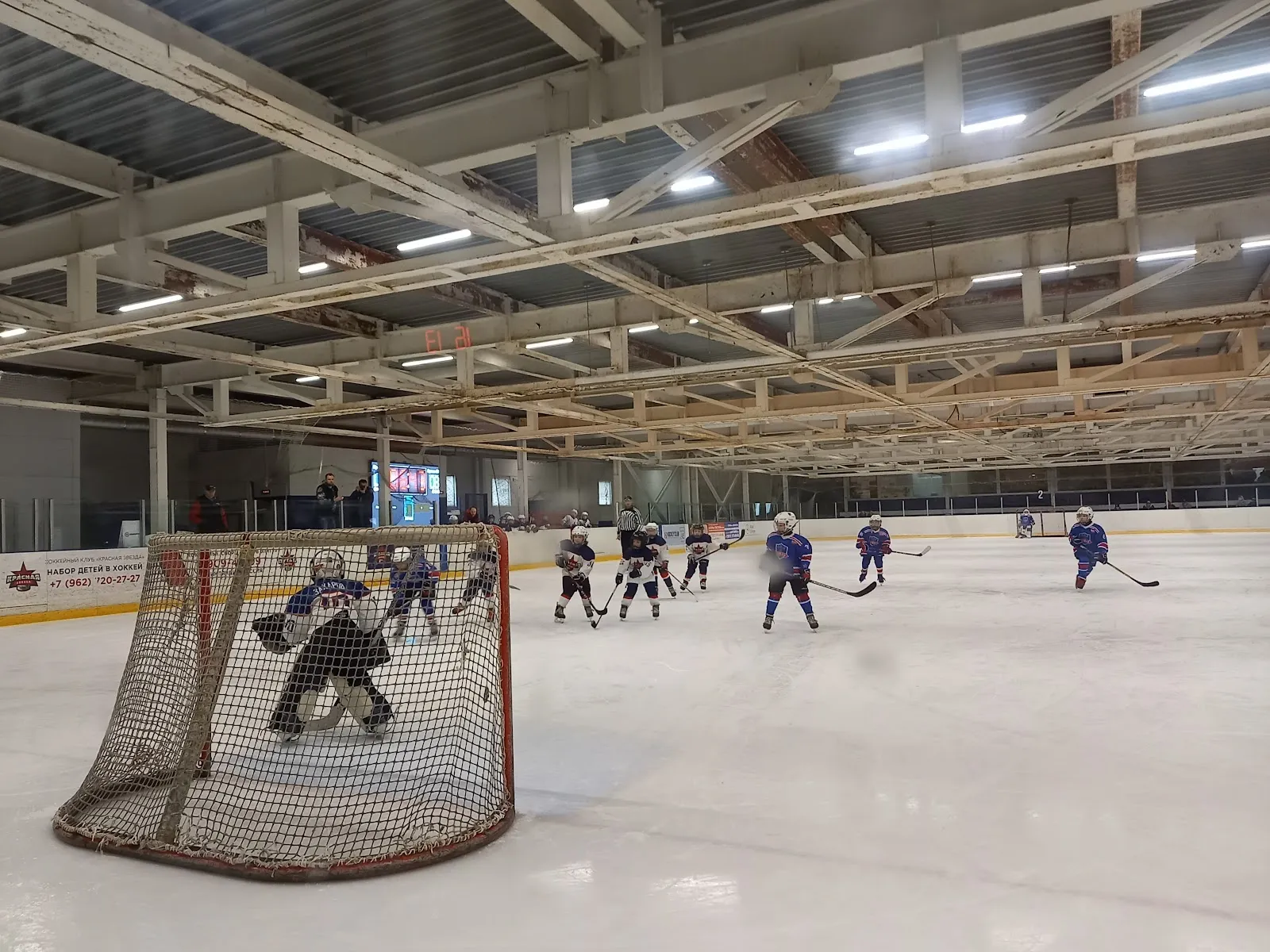 The main ice sheet of the Krasnaya Zvezda ice complex during a children's hockey practice — Krasnaya Zvezda Ice Center