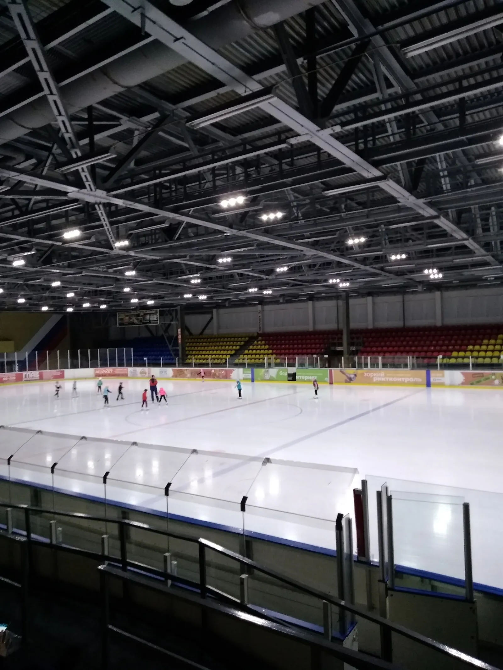 Катающиеся на льду ледового дворца «Кристалл», Междуреченск — Kristall Ice Palace Mezhdurechensk