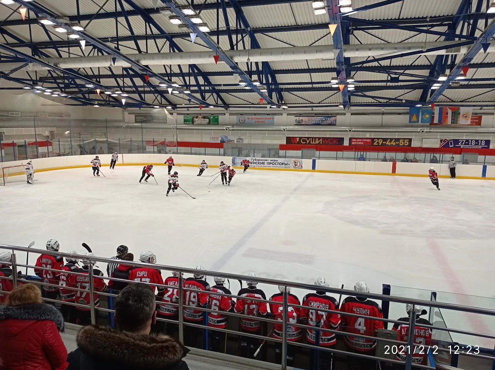 The ice of the Kristall sports palace in Tobolsk during a youth hockey game — Kristall Ice Palace Tobolsk
