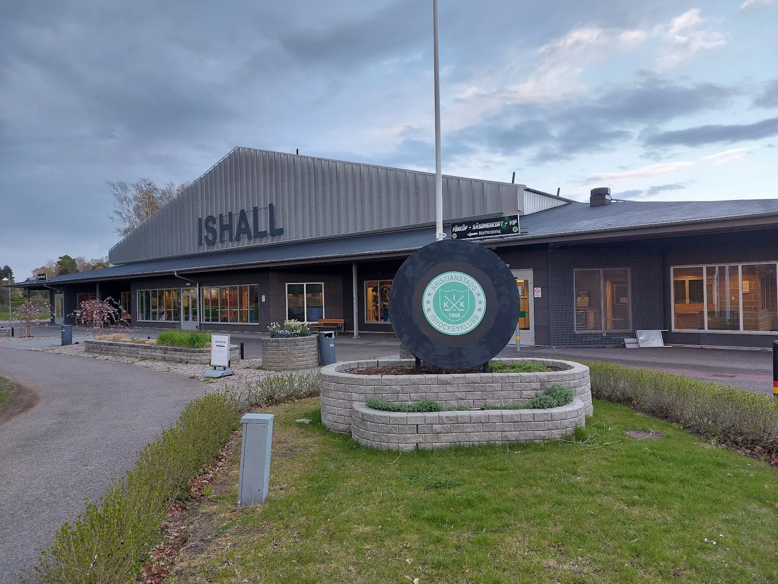 Kristianstad ishall med den stora puckskulpturen vid entrén – Ishallen Kristianstad