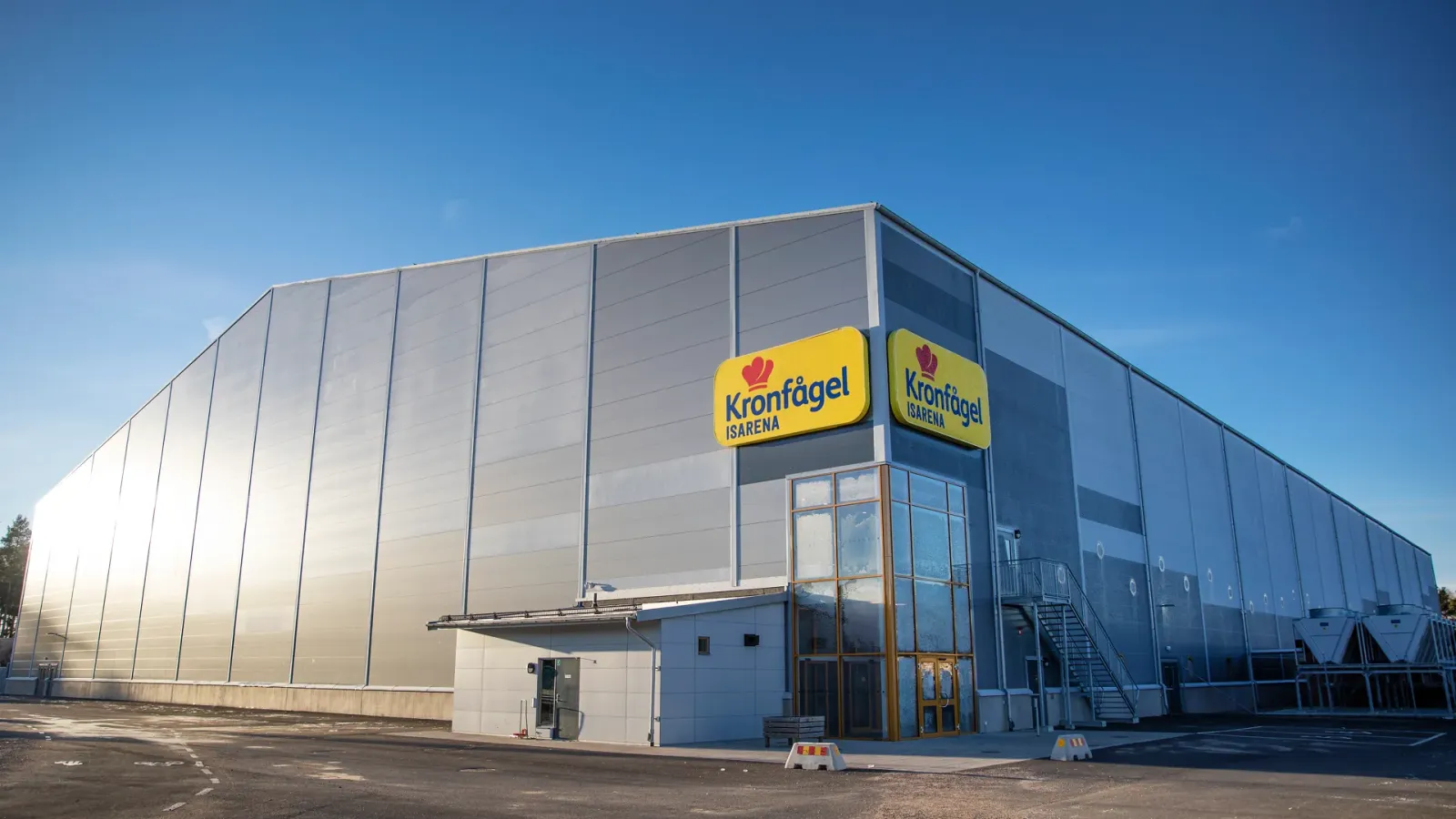 Kronfågel isarena på Backavallen i Katrineholm, sedd från parkeringen – Kronfågel isarena och ishall