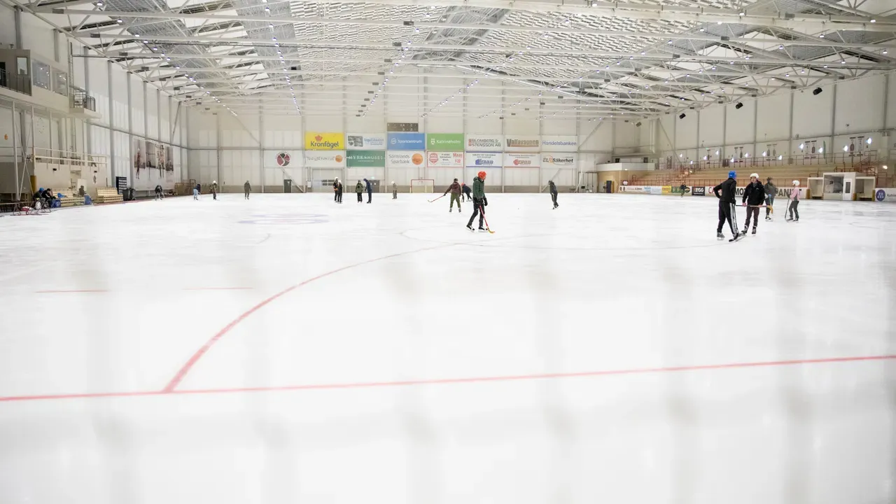 Isen i Kronfågel isarena med åkare på den öppna rinken – Kronfågel isarena och ishall