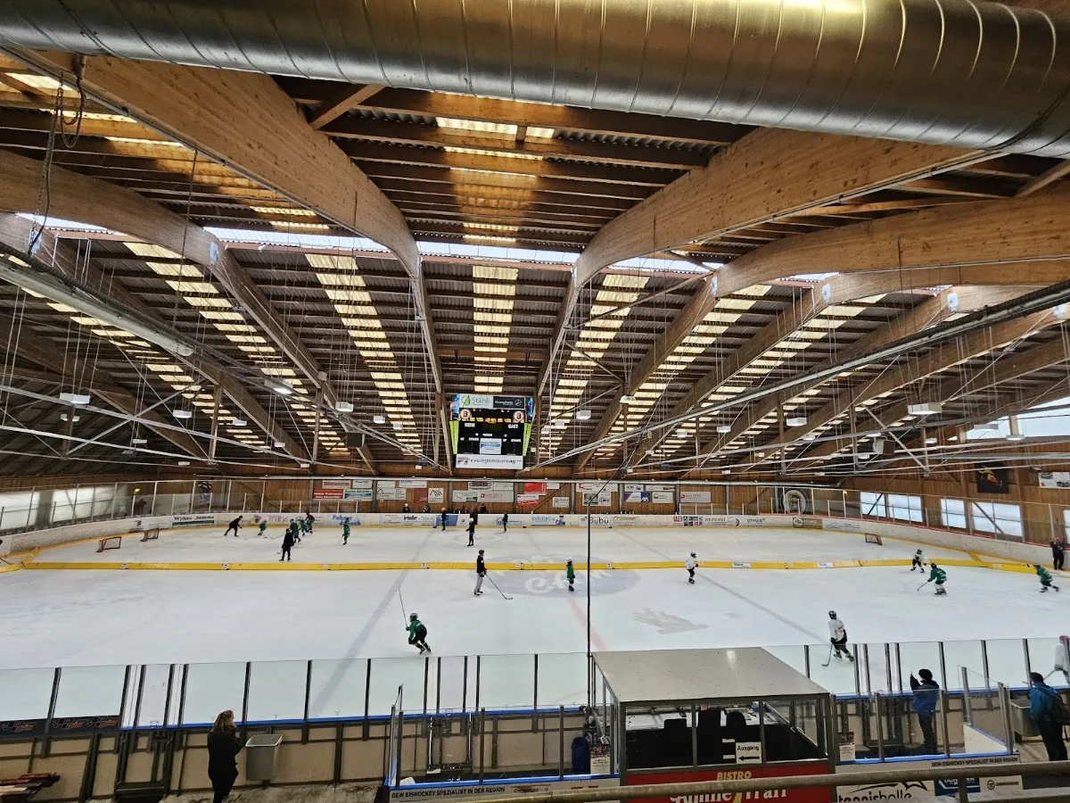 The covered ice of the Kunsteisbahn Brünnli in Hasle-Rüegsau under its timber roof — Kunsteisbahn Brünnli