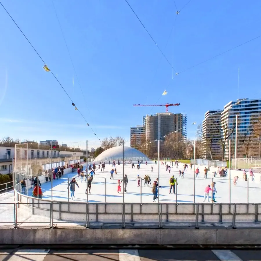 Eisläuferinnen und Eisläufer auf dem Freiluft-Eis der Kunsteisbahn Eglisee in Basel – Kunsteisbahn Eglisee
