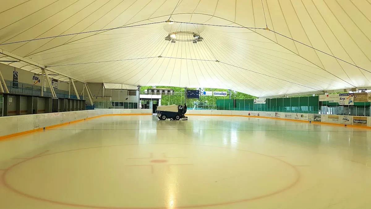 The covered ice field of the Sportanlage Erlen in Dielsdorf with the ice resurfacer — Kunsteisbahn Erlen