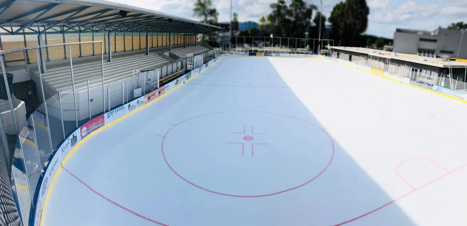 Die Eisfläche des Eisstadions Hohenems – Kunsteisbahn Hohenems
