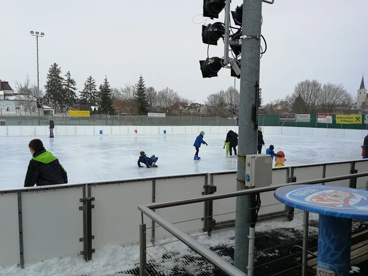 The open-air Kunsteisbahn Hollabrunn with skaters — Kunsteisbahn Hollabrunn