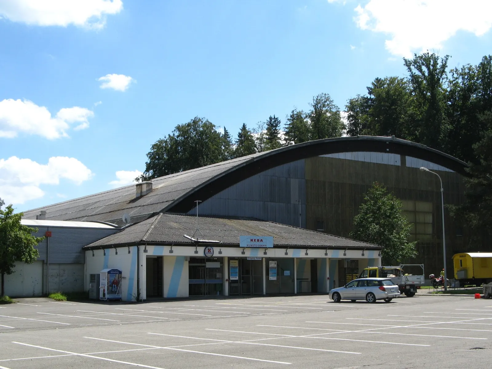 Die Eingangsseite und das gewölbte Hallendach der KEBA Kunsteisbahn in Aarau (Foto von 2011, vor der Erneuerung 2016) – Kunsteisbahn KEBA