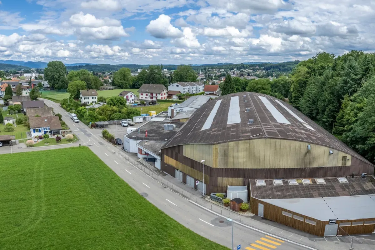 Die Eishalle Schoren in Langenthal von oben – Kunsteisbahn Langenthal (Eishalle Schoren)