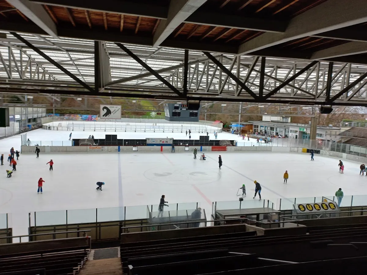Öffentlicher Eislauf auf dem überdachten Eis der Kunsteisbahn Margarethen in Basel – Kunsteisbahn Margarethen