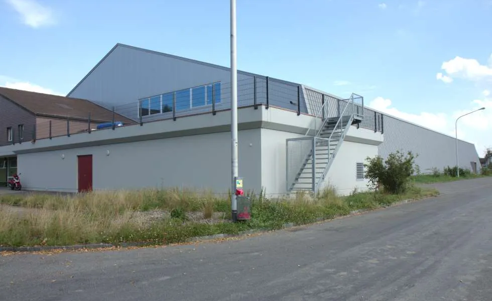 Die Seite der Halle der Kunsteisbahn Oberwynental in Reinach – Kunsteisbahn Oberwynental