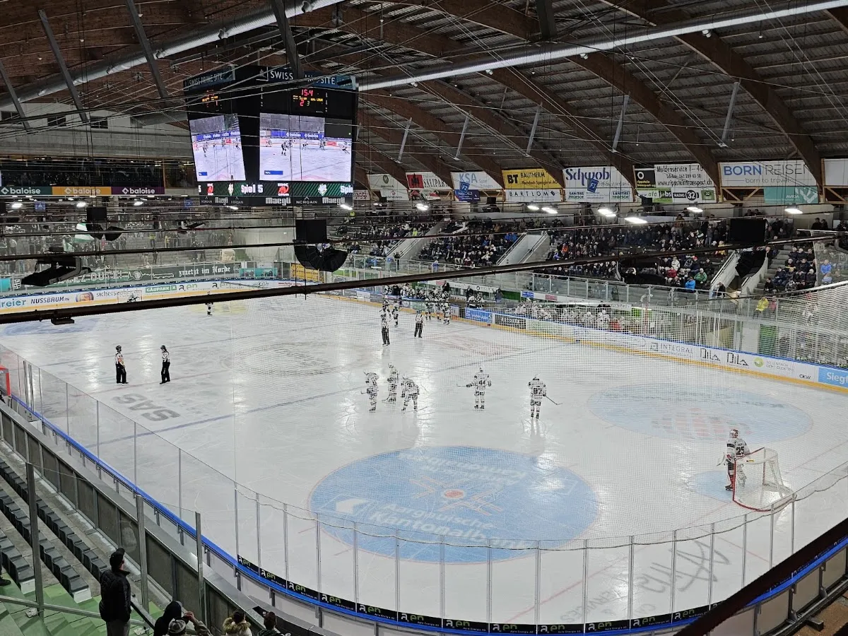 Das Eis der Kunsteisbahn Olten mit den Tribünen des Stadions Kleinholz – Kunsteisbahn Olten