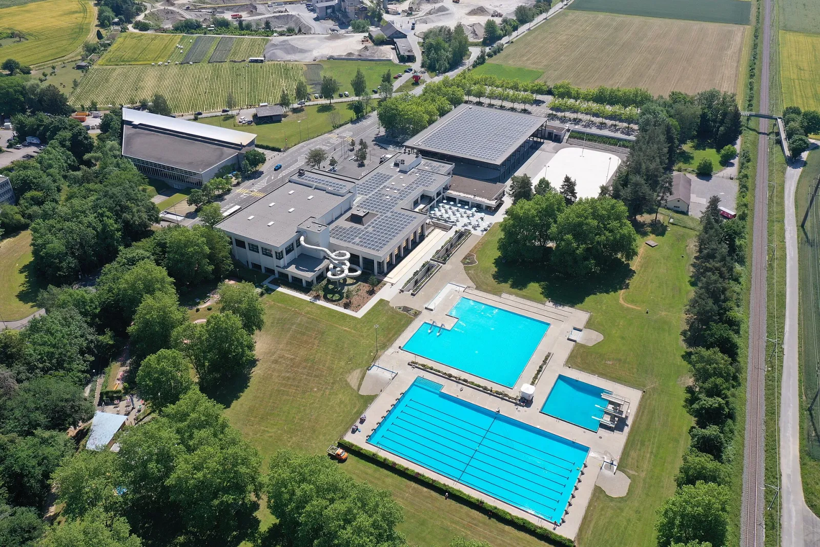 Das Tägi-Zentrum in Wettingen von oben, die Eisfelder oben rechts – Kunsteisbahn Tägerhard (Tägi)