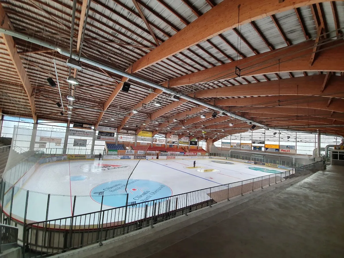 Das Eis und das Holzdach der Uzehalle in Niederuzwil – Kunsteisbahn Uzehalle