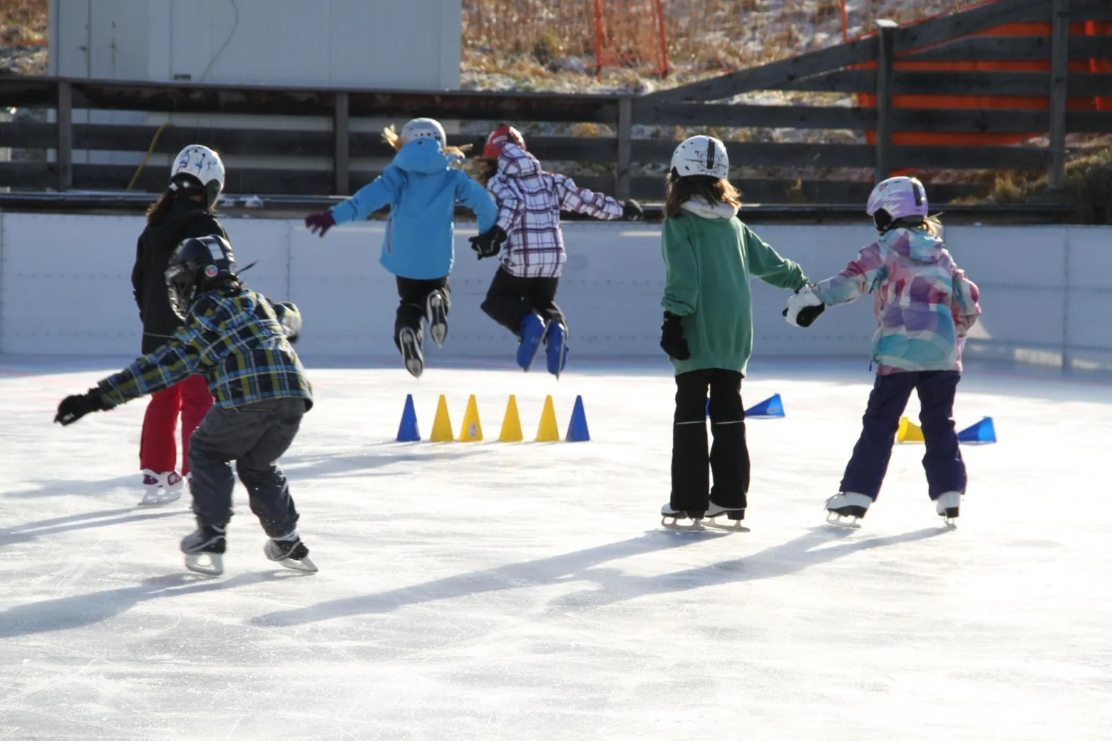 Children skating on the Kunsteislaufplatz Igls. — Kunsteislaufplatz Igls