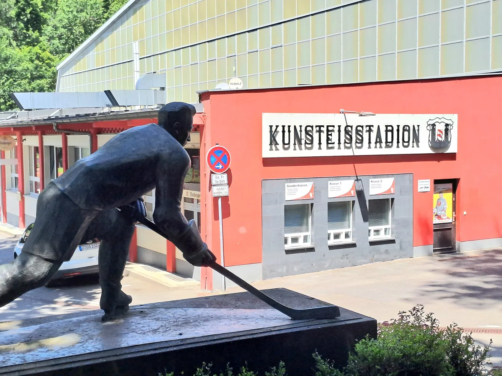 Der Eingang des Kunsteisstadions im Sahnpark in Crimmitschau – Kunsteisstadion im Sahnpark