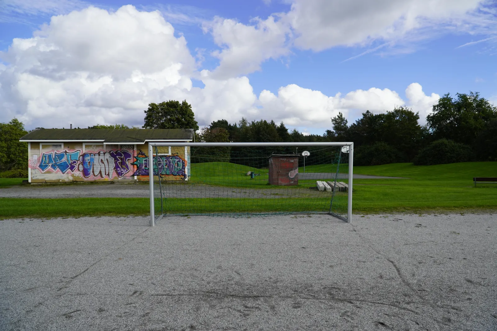 The Kuukkelin field in summer, a ball field with a gravel (stone-dust) surface with goals; the City of Turku freezes its fields into skating fields in winter. — Kuukkelin luistelukenttä