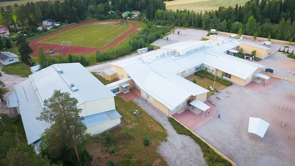 Ilmakuva Kuusjoen koulun ja päiväkodin rakennuksista sekä urheilukentästä ja juoksuradasta, jolle talvella tehdään luistinrata. – Kuusjoen luistelukenttä (Salo)
