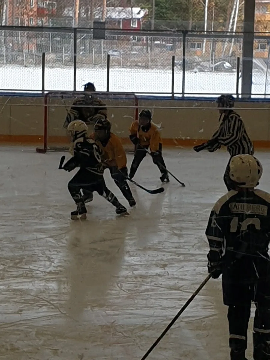 An ice hockey game on the rink at Kvarnbackahallen, Skultuna — Kvarnbackahallen