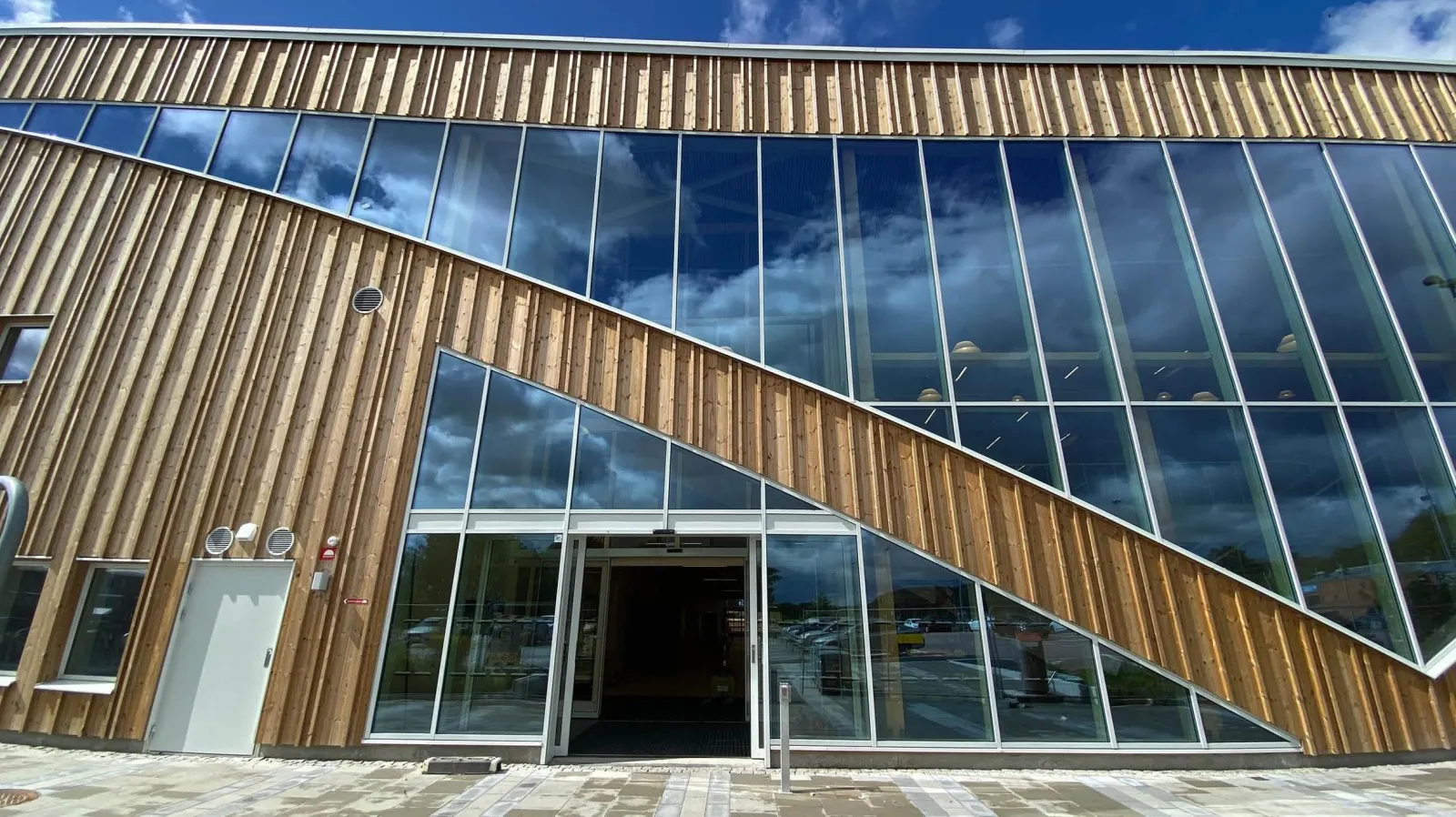 Kvibergs Parks is- och sporthall, entrance — Kvibergs Parks is- och sporthall