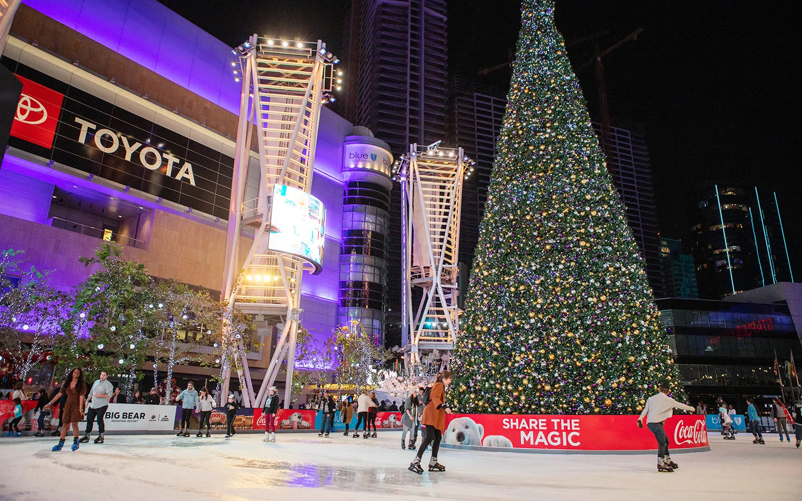 Patinadores en la pista exterior Holiday Ice junto al árbol de Navidad de L.A. LIVE — LA Kings Holiday Ice (L.A. LIVE)