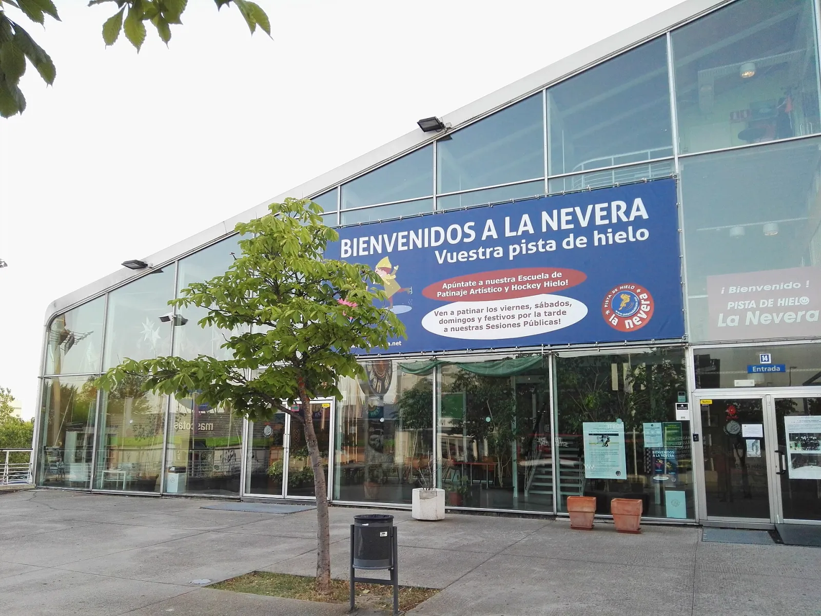 La entrada acristalada de la pista de hielo La Nevera, en Majadahonda — La Nevera