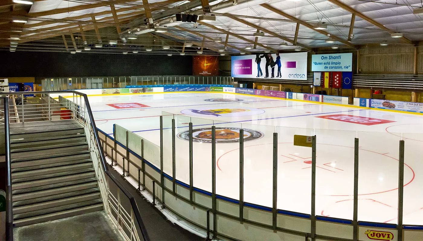 La superficie de hielo de La Nevera, con el logotipo del club de hockey en el centro — La Nevera