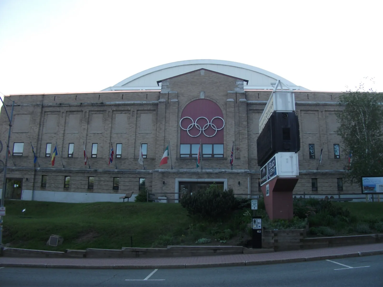 El frente de la Jack Shea Arena de 1932 del Olympic Center, con los aros olímpicos, Lake Placid (Wikimedia Commons, Doug Kerr, CC BY-SA 2.0) — Lake Placid Olympic Center