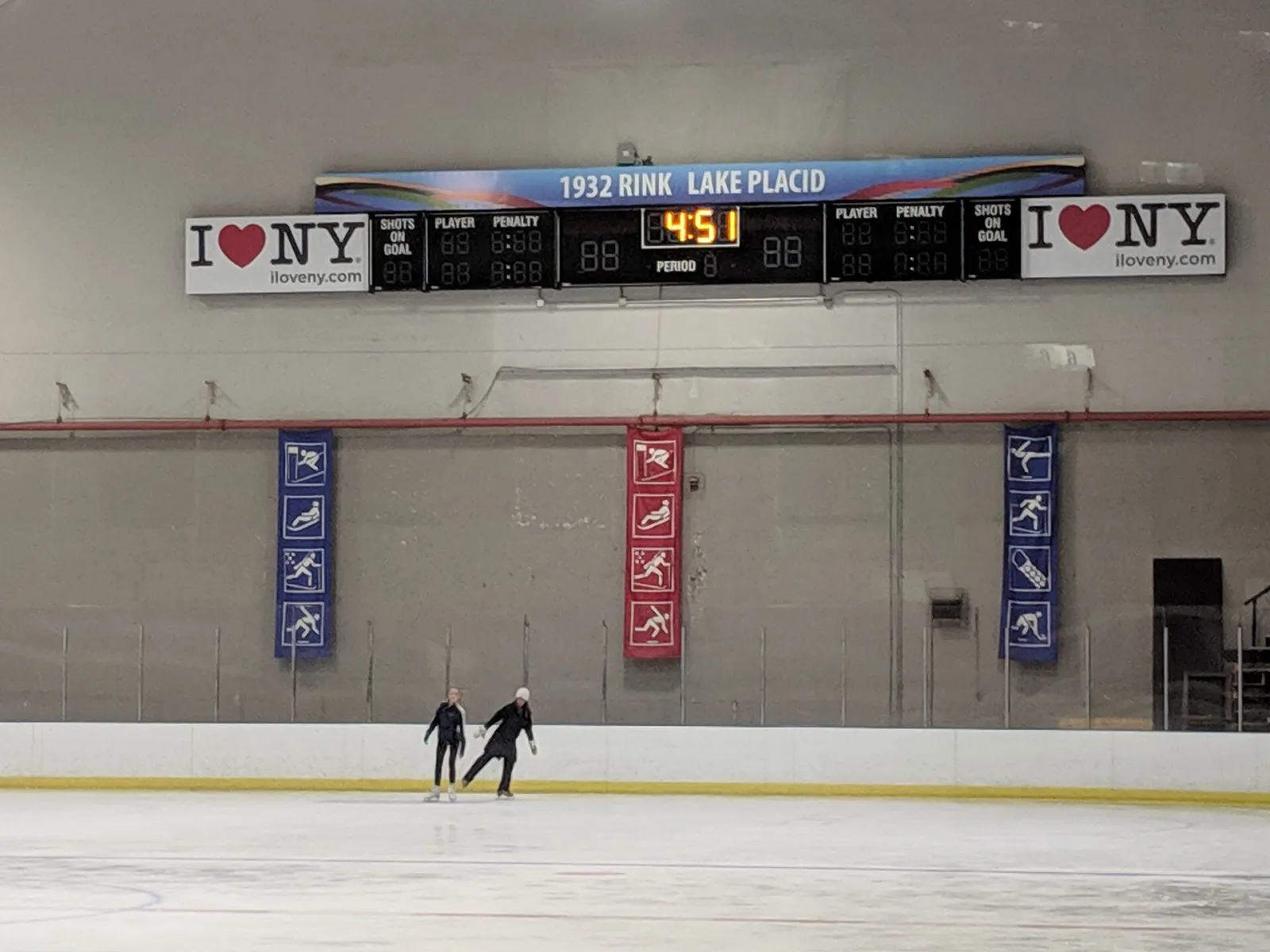 Patinadores en la pista de 1932 dentro del Lake Placid Olympic Center (Wikimedia Commons, LunchboxLarry, CC BY 2.0) — Lake Placid Olympic Center