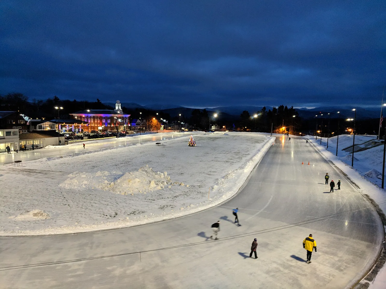 Patinadores en el James C. Sheffield Speed Skating Oval al atardecer, Lake Placid (Wikimedia Commons, LunchboxLarry, CC BY 2.0) — Lake Placid Olympic Center