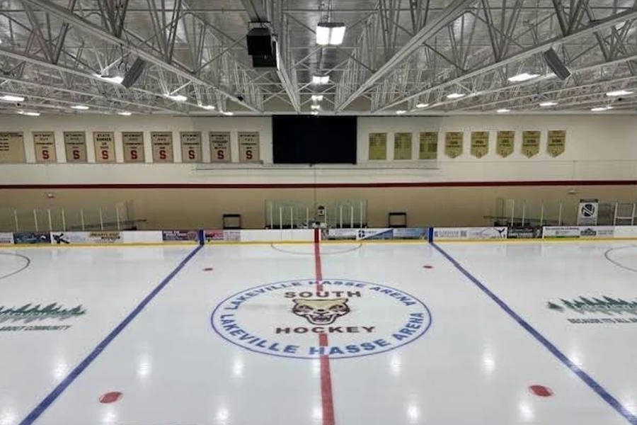 La superficie de hielo techada de Hasse Arena. — Lakeville Hasse Arena