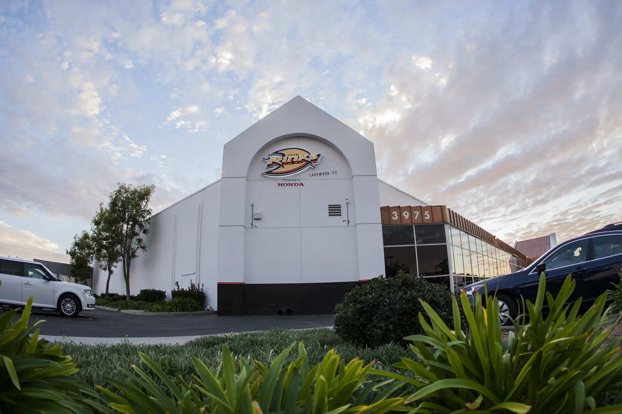 Arena blanca con un pretil de frontón empinado — Lakewood ICE
