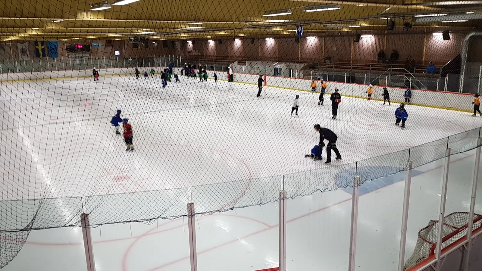 The ice sheet inside Landvetter ishall, seen from the stands behind the net — Landvetter ishall